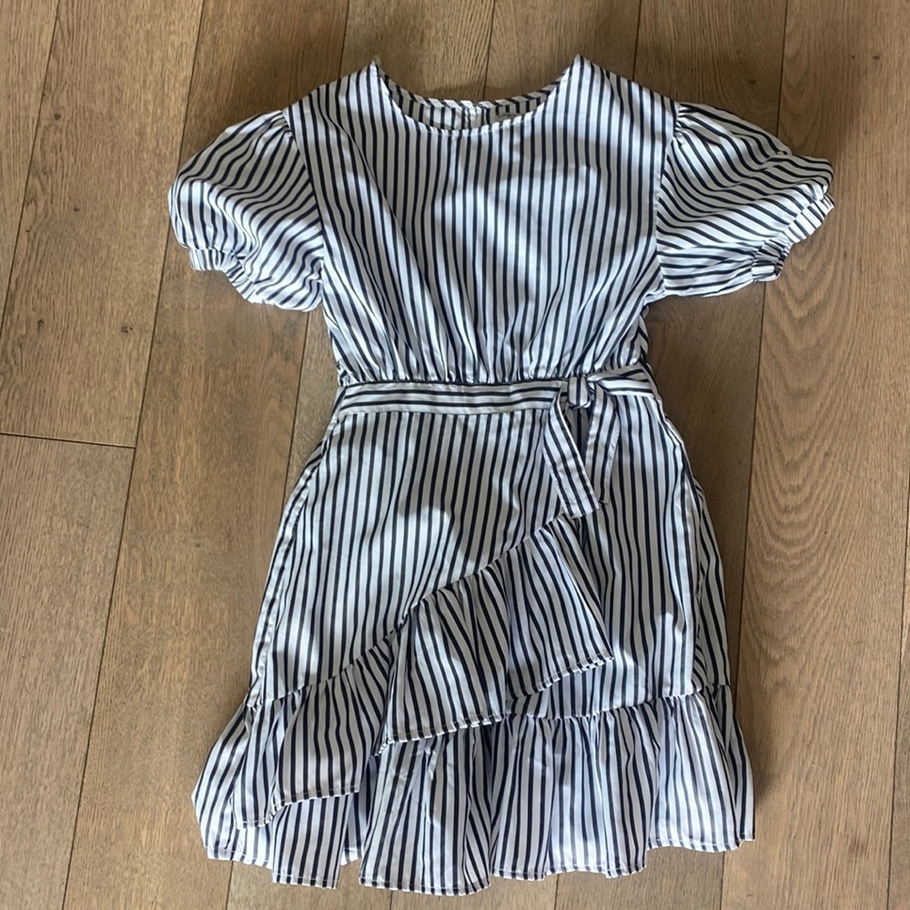 Habitual black and white dress from Nordstroms. Size 14. New condition.